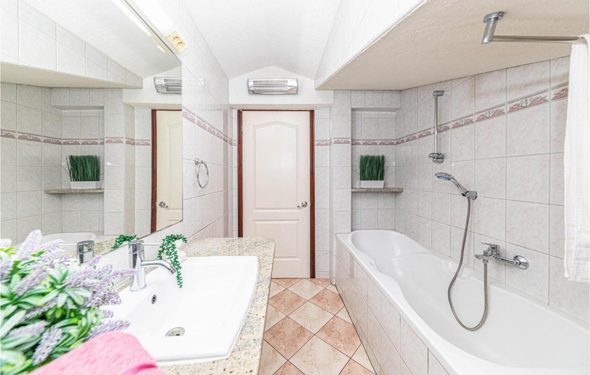 Nice Apartment In Kastel Stafilic With Sauna Kaštela Εξωτερικό φωτογραφία